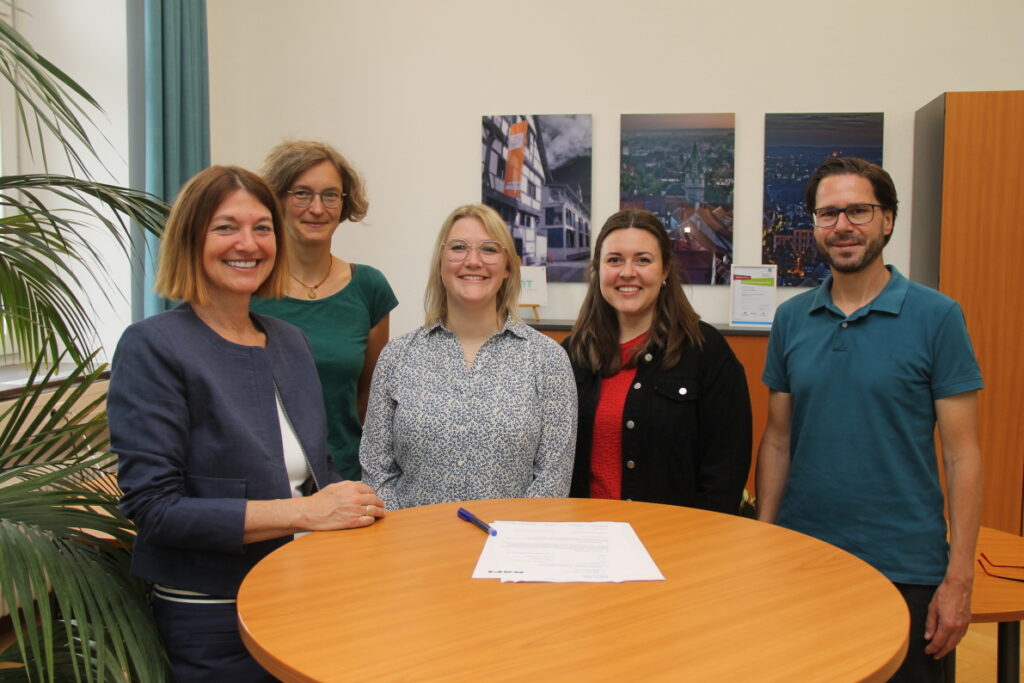Nach der Vertragsunterzeichnung (von links): Frau Steinhilber (Schulleiterin), Frau Heindel (Team Berufsorientierung), Frau Brielmayer und Frau Schliffer (RAFI) sowie Herr Schlagmann (Team Berufsorientierung)