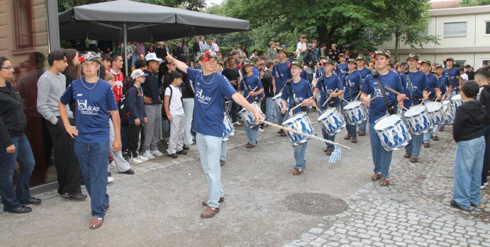 Die Schützentrommler bei ihrem Auftritt an der Realschule Ravensburg