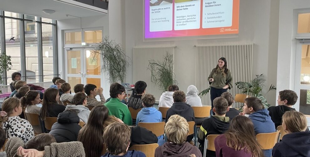 Schülerinnen und Schüler der 7. Klassen beim Workshop gegen Cybermobbing
