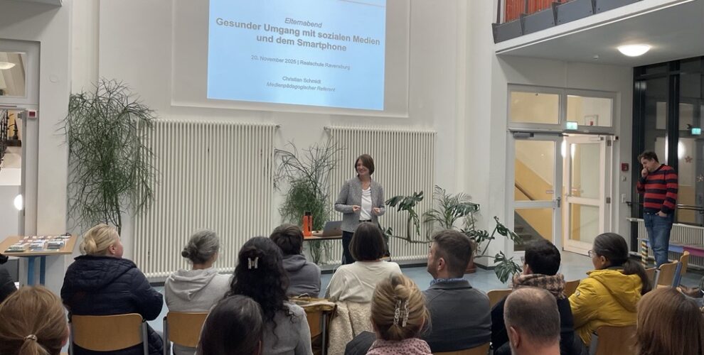 Schulleiterin Michaela Steinhilber im Gespräch mit interessierten Eltern