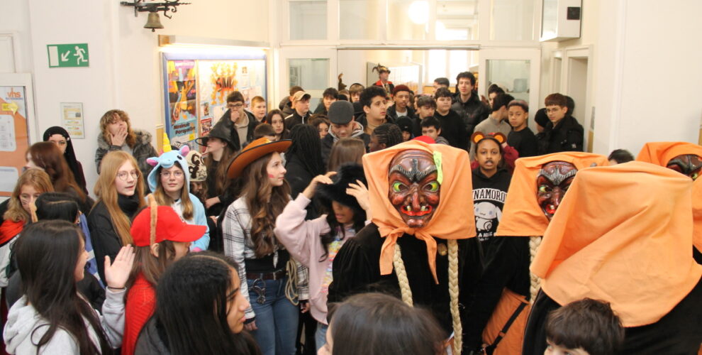 Die Schwarze Veri Zunft befreit die Schülerinnen und Schüler der Realschule Ravensburg